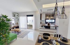 sala de estar con cocina y comedor en 2 Bedroom Awesome Apartment In Los Arenales Del Sol en Arenales del Sol