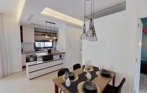 eine Küche und ein Esszimmer mit Tisch und Stühlen in der Unterkunft Pet Friendly Apartment in Arenales del Sol