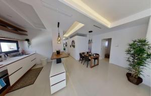 eine Küche mit Tisch und ein Esszimmer in der Unterkunft Pet Friendly Apartment in Arenales del Sol