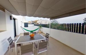 einen Balkon mit einem Tisch, Stühlen und einer Hängematte in der Unterkunft Pet Friendly Apartment in Arenales del Sol