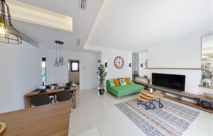 sala de estar con sofá verde y mesa en 2 Bedroom Awesome Apartment In Los Arenales Del Sol en Arenales del Sol