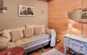 un sofá sentado en una esquina de una habitación en 1 Bedroom Gorgeous Home In Mllrose, en Müllrose