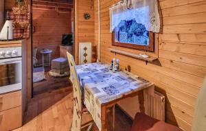 un comedor con una mesa en una cabaña en 1 Bedroom Gorgeous Home In Mllrose, en Müllrose