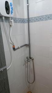 La salle de bains est pourvue d'une douche. dans l'établissement 5-Person 1950s Shophouse: Vintage Charm & Smart TVs, à Taiping
