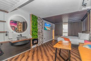 Televisi dan/atau pusat hiburan di Ocean Front Queen Suite With Panoramic Views! - Compass Cove Unit 964