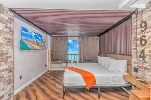 Tempat tidur dalam kamar di Ocean Front Queen Suite With Panoramic Views! - Compass Cove Unit 964