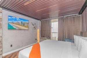 Tempat tidur dalam kamar di Ocean Front Queen Suite With Panoramic Views! - Compass Cove Unit 964