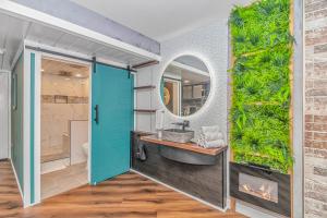 Kamar mandi di Ocean Front Queen Suite With Panoramic Views! - Compass Cove Unit 964