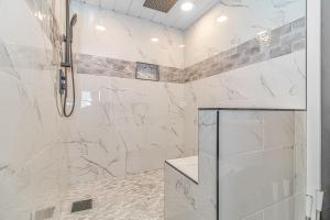 Kamar mandi di Ocean Front Queen Suite With Panoramic Views! - Compass Cove Unit 964