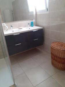 un bagno con lavandino e specchio di La plaine a Saint-Clément-de-Rivière