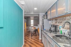 Dapur atau dapur kecil di Ocean Front Queen Suite With Panoramic Views! - Compass Cove Unit 964
