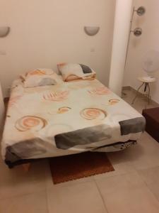 um quarto com uma cama com um edredão em La plaine em Saint-Clément-de-Rivière