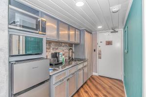 Dapur atau dapur kecil di Ocean Front Queen Suite With Panoramic Views! - Compass Cove Unit 964