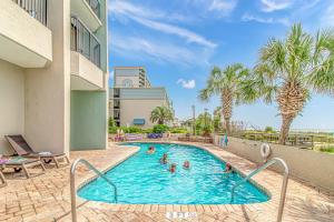 Kolam renang di atau di dekat Ocean Front Queen Suite With Panoramic Views! - Compass Cove Unit 964