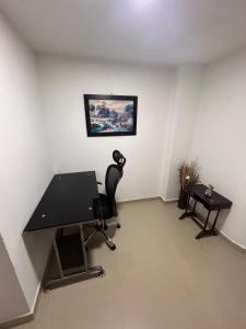 een kamer met een bureau, een stoel en een tafel bij Habitación Principal Con Baño Privado in Sabaneta