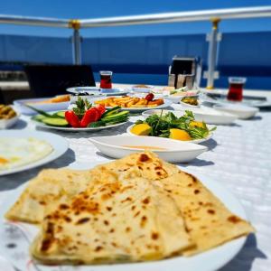 un lungo tavolo con piatti di cibo sopra di Adil Butik Otel a Didim