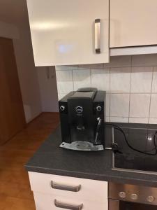 een koffiezetapparaat op een aanrecht in een keuken bij Schwarzwald Zauberhütte in Löffingen