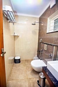 łazienka z toaletą i umywalką w obiekcie ZIONS AIRPORT HOTEL w mieście Bengaluru