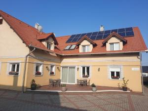 豪伊杜納納什的住宿－Sóvirág Termál Panzió，屋顶上设有太阳能电池板的房子