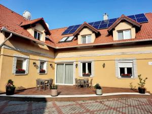 een huis met zonnepanelen op het dak bij Sóvirág Termál Panzió in Hajdúnánás