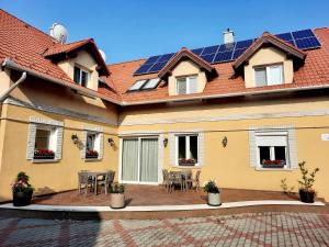 una casa con paneles solares en el techo en Sóvirág Termál Panzió, en Hajdúnánás
