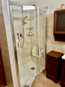 una doccia con porta in vetro in bagno di Casa vacanze Il Poggio a Fabro