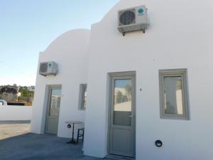 a white building with a window and a air conditioner at Sasa Estate in Fira