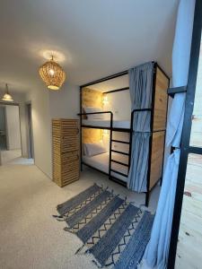 1 dormitorio con litera y 1 dormitorio con alfombra en Socco Hostel en Tánger