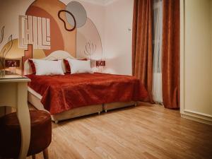 Dervish Han Boutique Hotel في إسطنبول: غرفة نوم مع سرير مع اللوح الأمامي كبير