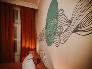Dervish Han Boutique Hotel في إسطنبول: غرفة نوم مع لوح ركوب الأمواج مرسوم على الحائط