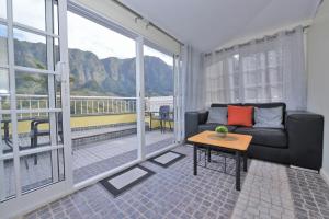 un soggiorno con divano e tavolo di Terrace View House (Cantinho das Feiteiras) a São Vicente