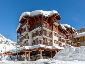 a large building with snow on the roof at Appartement Val-d'Isère, 2 pièces, 4 personnes - FR-1-694-249 in Val-d'Isère