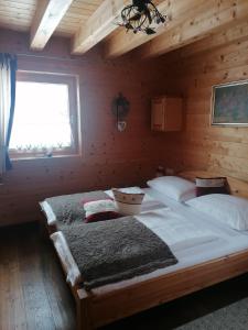 ヴァークラインにあるChalet Bergheimatのログキャビン内のベッドルーム1室(ベッド2台付)