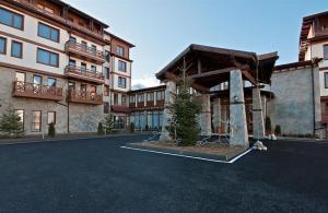 Un estacionamiento vacío frente a un edificio en Spacious luxury studio with mountain view - SPA available, en Bansko