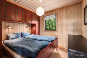 a bed in a small room with a window at Ål Skisenter - Cabin with panoramic view for 8 guests in Holo