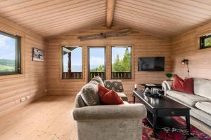 a living room with a couch and a table at Ål Skisenter - Cabin with panoramic view for 8 guests in Holo