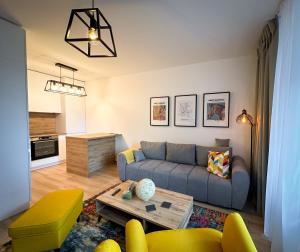 un soggiorno con divano e tavolo di Quiet Apartment with Garden and Free Parking a Trnava