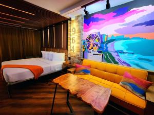 Tempat tidur dalam kamar di Ocean Front Queen Suite With Panoramic Views! - Compass Cove Unit 964