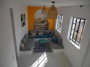 Socco Hostel في طنجة: غرفة معيشة مع أريكة وطاولة