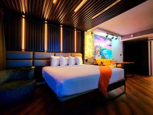 Tempat tidur dalam kamar di Ocean Front Queen Suite With Panoramic Views! - Compass Cove Unit 964