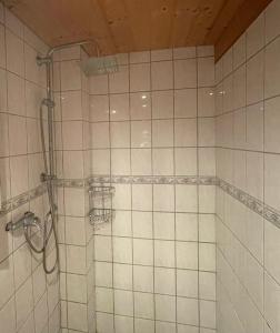 a shower in a bathroom with white tile at Schönes Apartment mit TV, WLAN, Kochbereich und Parkplatz - Sara in Werne an der Lippe