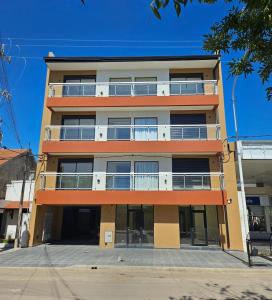 Un edificio alto con balcones a los lados. en Centro Apart, en General Villegas