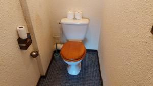 ポーにあるT2 - 51m² avec parkingのバスルーム(木製の椅子付きトイレ付)