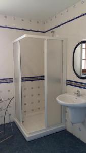ein Bad mit einer Dusche und einem Waschbecken in der Unterkunft Grands appartement à Ciboure in Ciboure