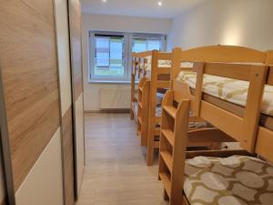 的住宿－Ferienwohnung am Wald，宿舍间设有一排双层床。