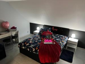 1 dormitorio con 1 cama con cabecero negro en Apartament Nadziei, en Chmielno