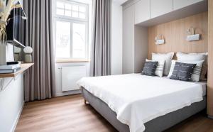 um quarto com uma cama grande e uma janela em DESIGN trifft OSTSEE - Miramare 29 Kühlungsborn Ostseeallee em Kühlungsborn