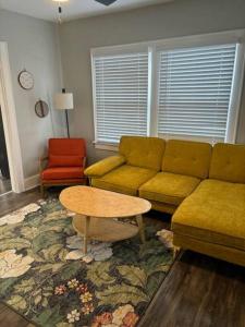 a living room with a couch and a table at Family Friendly Fun Dogtown Cottage Near The Zoo in Benton
