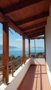 un balcón con vista al mar en Vila Toskaj, en Vlorë