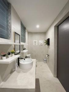 15 Secs to Beach-2BR w/ Kitchen & Newly Renovated في بوراكاي: حمام أبيض مع حوض ومرحاض